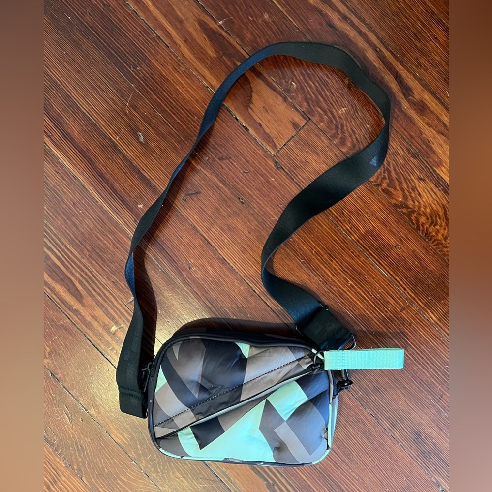 Go Dash Dot Puffle Camo Bag Crossbody Fannypack Like New!
